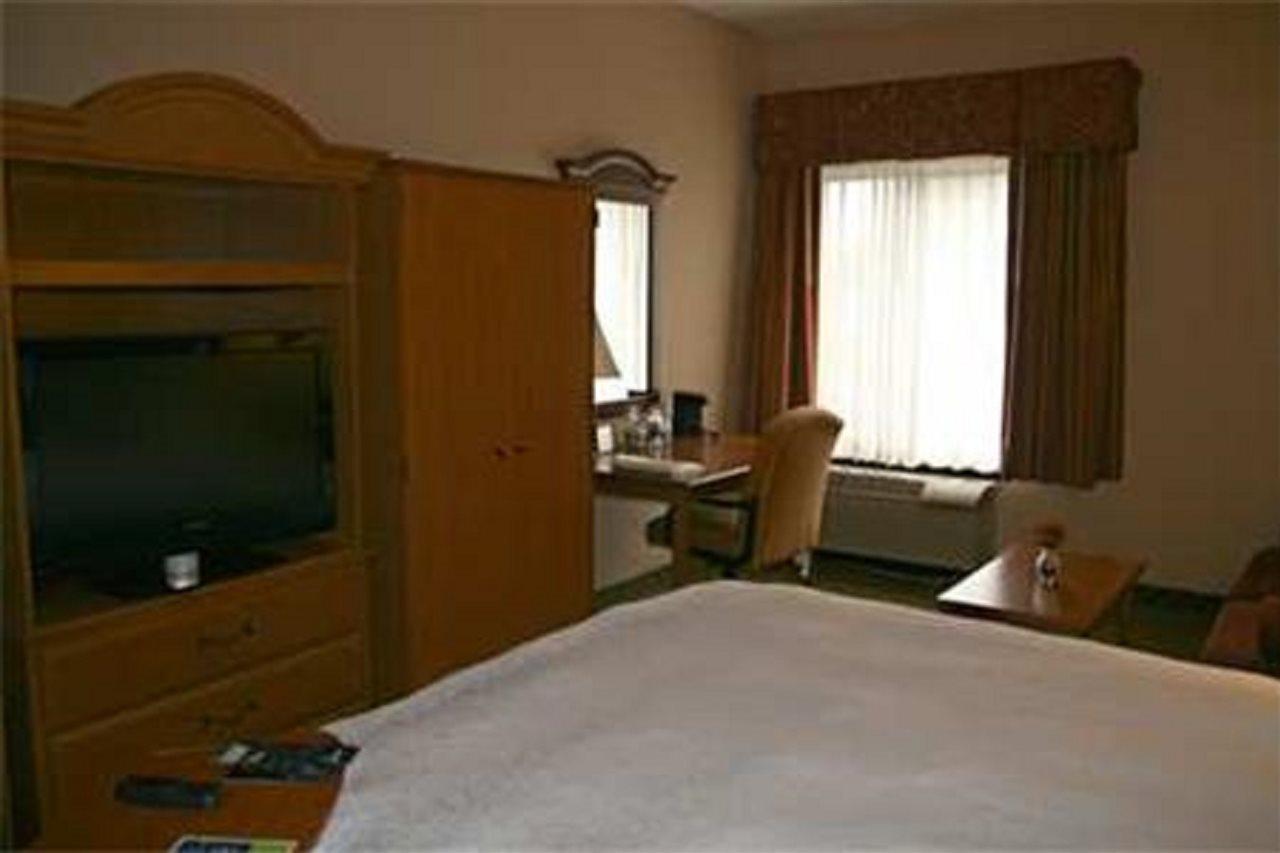 Hampton Inn О-Клэр Экстерьер фото